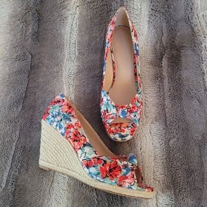 Floral Wedges NWOT Size 9